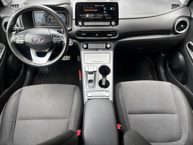 Hyundai Kona EV Fashion 64 kWh / Afneembare Trekhaak / Dealer Onderhouden / Origineel Nederlands / 100% SOH / 3 Fase / Navigatie / Achteruitrijcamera / Parkeersensoren Achter /