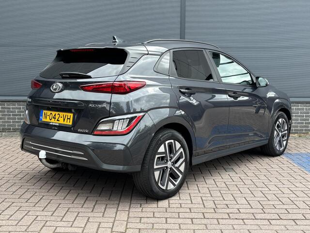 Hyundai Kona EV Fashion 64 kWh / Afneembare Trekhaak / Dealer Onderhouden / Origineel Nederlands / 100% SOH / 3 Fase / Navigatie / Achteruitrijcamera / Parkeersensoren Achter /