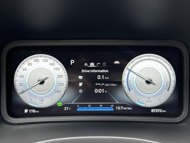 Hyundai Kona EV Fashion 64 kWh / Afneembare Trekhaak / Dealer Onderhouden / Origineel Nederlands / 100% SOH / 3 Fase / Navigatie / Achteruitrijcamera / Parkeersensoren Achter /
