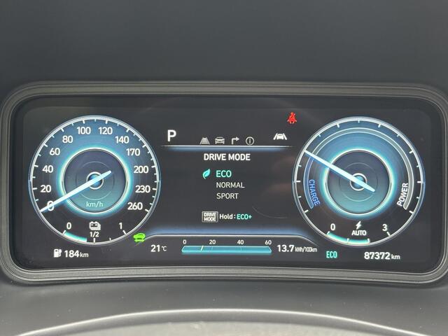 Hyundai Kona EV Fashion 64 kWh / Afneembare Trekhaak / Dealer Onderhouden / Origineel Nederlands / 100% SOH / 3 Fase / Navigatie / Achteruitrijcamera / Parkeersensoren Achter /