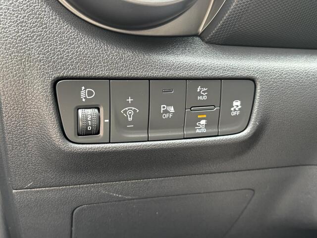 Hyundai Kona EV Fashion 64 kWh / Afneembare Trekhaak / Dealer Onderhouden / Origineel Nederlands / 100% SOH / 3 Fase / Navigatie / Achteruitrijcamera / Parkeersensoren Achter /