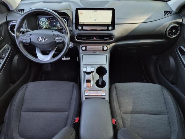 Hyundai Kona EV Pure 64 kWh / SOH 100% / CCS snelladen / Stoelverwarming / Krell Audio Systeem / Apple Carplay Android Auto / Draadloze telefoon lader / Achteruitrijcamera / Keyless Entry/Start / Parkeersensoren achter / Navigatie /