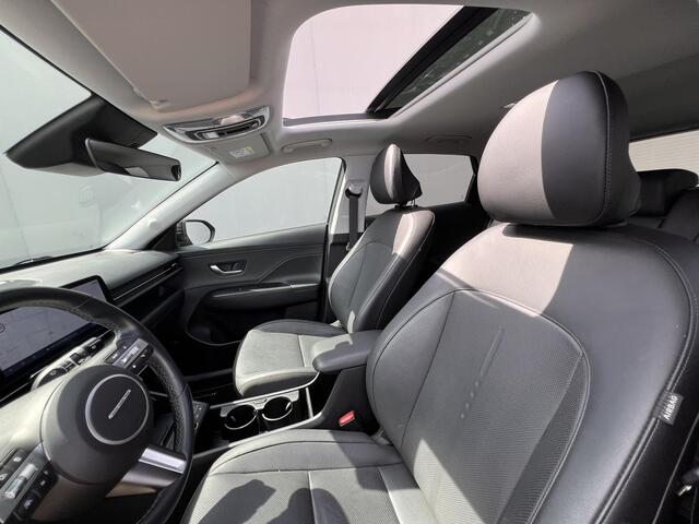 Hyundai Kona 1.6 GDI HEV Premium Sky / Fabrieksgarantie tot 10-2028 / Schuifdak / Leder / Camera 360° / Elektr. stoelen en klep / Stoelventilatie / Stuur-, stoel- en achterbankverwarming / Navi / Apple Carplay Android / 18" LM wielen /
