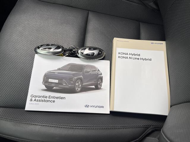 Hyundai Kona 1.6 GDI HEV Premium Sky / Fabrieksgarantie tot 10-2028 / Schuifdak / Leder / Camera 360° / Elektr. stoelen en klep / Stoelventilatie / Stuur-, stoel- en achterbankverwarming / Navi / Apple Carplay Android / 18" LM wielen /