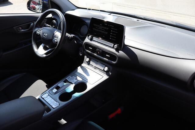 Hyundai Kona EV Fashion 64 kWh Nederlandse auto/Stoelverwarming/Achteruitrijcamera/Apple carplay/Warmtepomp/Adaptieve cruise control/Lane assist/Dodehoek assistent/Climate control/Navigatie