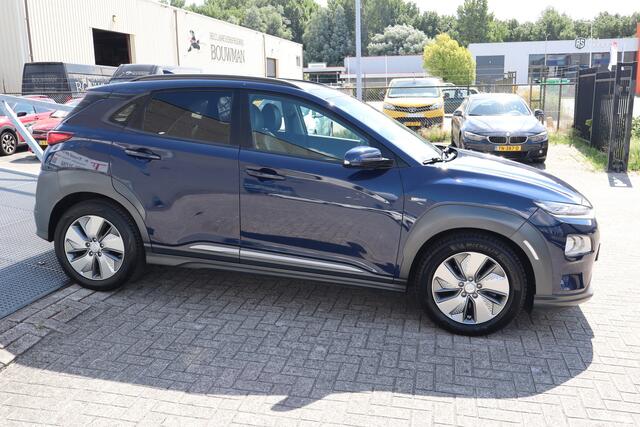 Hyundai Kona EV Fashion 64 kWh Nederlandse auto/Stoelverwarming/Achteruitrijcamera/Apple carplay/Warmtepomp/Adaptieve cruise control/Lane assist/Dodehoek assistent/Climate control/Navigatie
