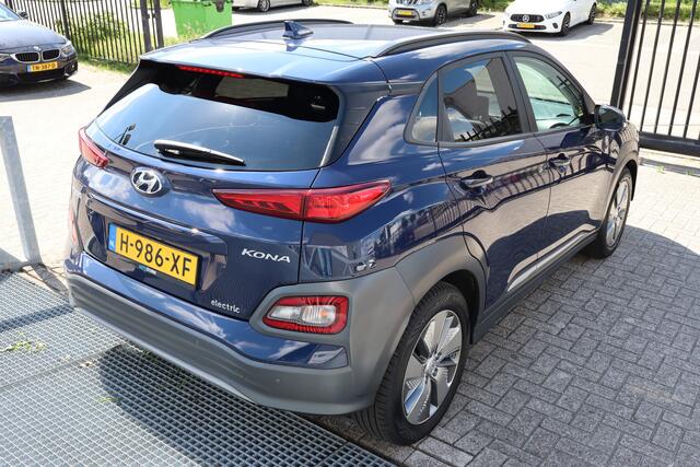 Hyundai Kona EV Fashion 64 kWh Nederlandse auto/Stoelverwarming/Achteruitrijcamera/Apple carplay/Warmtepomp/Adaptieve cruise control/Lane assist/Dodehoek assistent/Climate control/Navigatie