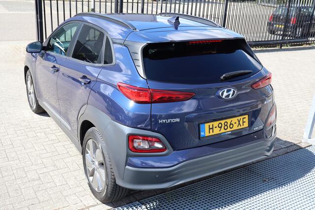 Hyundai Kona EV Fashion 64 kWh Nederlandse auto/Stoelverwarming/Achteruitrijcamera/Apple carplay/Warmtepomp/Adaptieve cruise control/Lane assist/Dodehoek assistent/Climate control/Navigatie