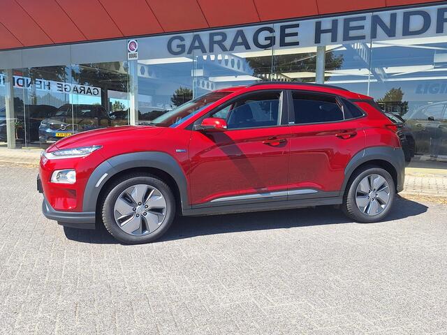 Hyundai Kona EV Fashion 64 kWh | SOH: 95,1% | 3 Fase | Warmtepomp | LED | Blindspot | Stoelverwarming | All Season | HUD |