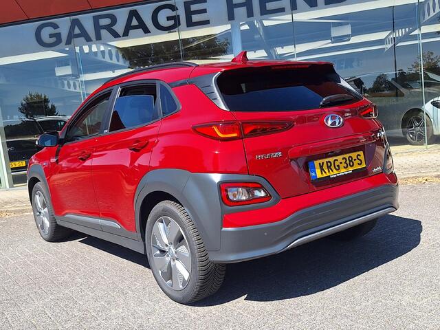 Hyundai Kona EV Fashion 64 kWh | SOH: 95,1% | 3 Fase | Warmtepomp | LED | Blindspot | Stoelverwarming | All Season | HUD |