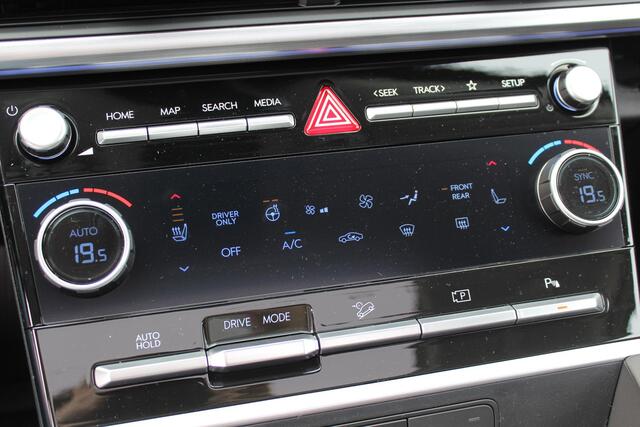 Hyundai SANTA FE 1.6 T-GDI HEV Premium Sky 7p. / Nieuw Te Bestellen / Navigatie + Apple Carplay/Android Auto / Lederen Bekleding / Elektrisch Schuif-/Kanteldak / Keyless Entry & Start /