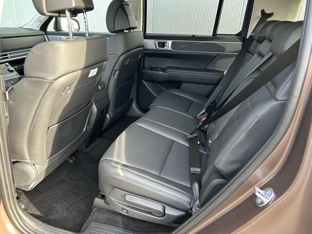 Hyundai SANTA FE 1.6 T-GDI HEV Premium Sky 7p. / ¤3000,- Voordeel / Nieuw uit voorraad leverbaar / Navigatie + Apple Carplay/Android Auto / Lederen Bekleding / Elektrisch Schuif-/Kanteldak / Keyless Entry & Start /