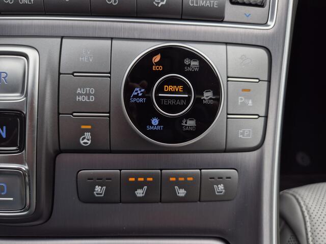 Hyundai SANTA FE 1.6 T-GDI PHEV Plug-in Premium Plus Sky Automaat / HUD / Glazen schuif- en kanteldak / Stuur-, Stoel en Achterbankverwarming / Rondomzicht camera / Elektrische achterklep / Stoelventilatie / Adaptief CC /