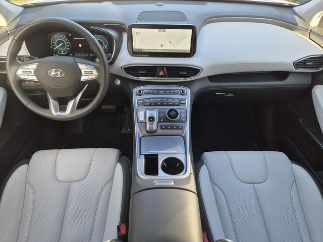 Hyundai SANTA FE 1.6 T-GDI HEV Premium Plus Sky 7p. Automaat / HUD / 7 Persoons / Allseason banden / Trekgewicht 1650 Kg / Stuur-, Stoel en Achterbankverwarming / Elektrische achterklep / Glazen schuif- en kanteldak / Stoelventilatie /