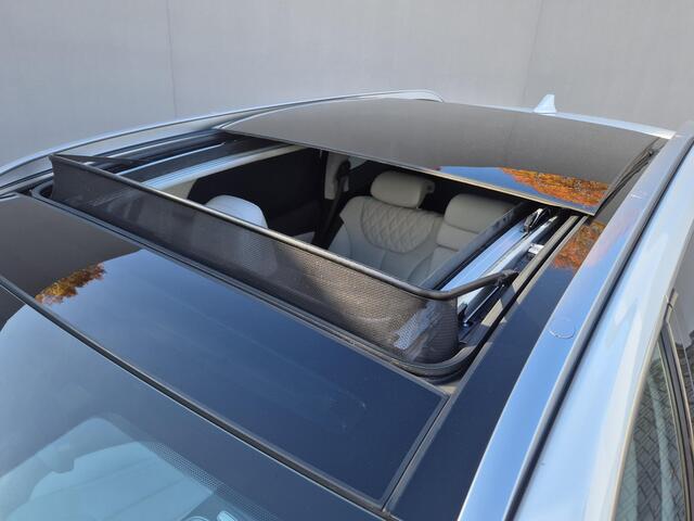 Hyundai SANTA FE 1.6 T-GDI HEV Premium Plus Sky 7p. Automaat / HUD / 7 Persoons / Allseason banden / Trekgewicht 1650 Kg / Stuur-, Stoel en Achterbankverwarming / Elektrische achterklep / Glazen schuif- en kanteldak / Stoelventilatie /