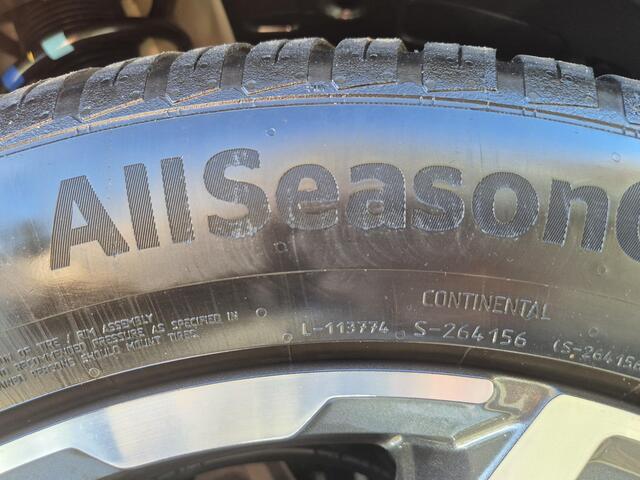 Hyundai SANTA FE 1.6 T-GDI HEV Premium Plus Sky 7p. Automaat / HUD / 7 Persoons / Allseason banden / Trekgewicht 1650 Kg / Stuur-, Stoel en Achterbankverwarming / Elektrische achterklep / Glazen schuif- en kanteldak / Stoelventilatie /