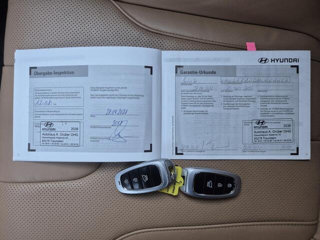 Hyundai SANTA FE 1.6 T-GDI PHEV Premium Sky Automaat / Dealer onderhouden / Head Up Display / EAER 58 km stad 69km / Glazen schuif- en kanteldak / Elektrische achterklep / Trekgewicht 1350 kg / Stuur-, Stoel & Achterbank verwarming / Adaptief cruise control / Climate cont