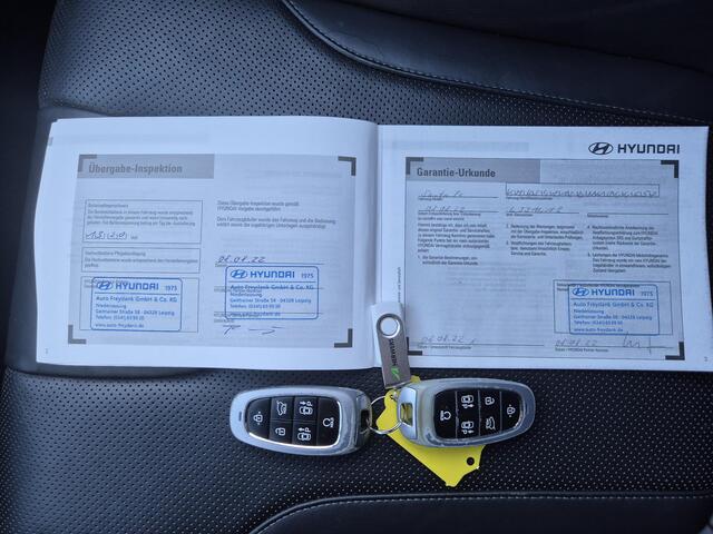 Hyundai SANTA FE 1.6 T-GDI PHEV Plug-in Premium Plus Sky Automaat / SOH 100% / HUD / Trekhaak afneembaar / Glazen schuif- en kanteldak / Trekgewicht 1350 kg / Rondomzicht camera / Stuur-, Stoel en Achterbankverwarming / Elektrische achterklep /