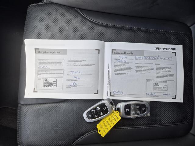 Hyundai SANTA FE 1.6 T-GDI PHEV Plug-in Premium Plus Sky Automaat / Apple Carplay Android Auto / HUD / Trekgewicht 1350 kg / Glazen schuif- en kanteldak / Elektrische achterklep / Rondomzicht camera / Adaptief CC /