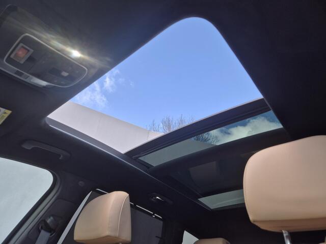 Hyundai SANTA FE 1.6 T-GDI PHEV Premium Plus Sky Automaat 5P. / Fabrieksgarantie tot 11-2027 / Trekhaak afneembaar / Dealer onderhouden / Trekgewicht 1.350 kg / head-up display / Panorama schuifdak / Stuur-, stoel- en achterbankverwarming / Apple Carplay Android / Rondomz