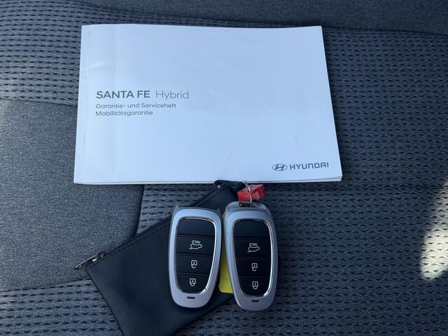 Hyundai SANTA FE 1.6 T-GDI PHEV Comfort Smart / Dealer onderhouden / Fabrieksgarantie tot 03-2028 / 1.350 kg trekhaak Afneembaar / Navigatie / Dodehoek Detectie / Camera / Elektr. Stoelen / Stoelverwarming / Krell Audio /