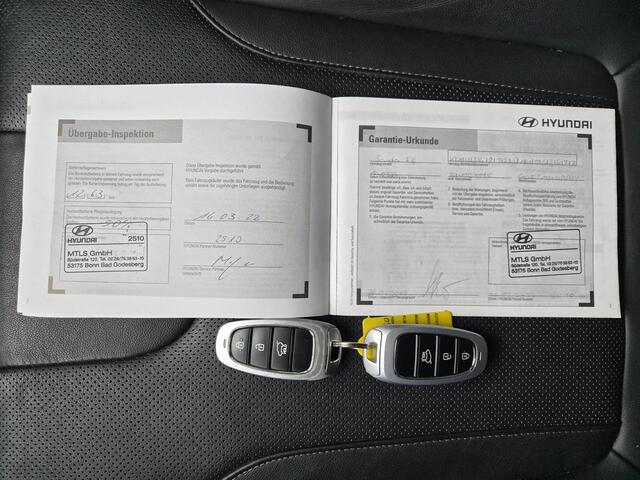 Hyundai SANTA FE 1.6 T-GDI PHEV Premium Sky / Dealer onderhouden / Fabrieksgarantie tot 03-2027 / Head Up Display / Trekhaak afneembaar / Glazen schuif- en kanteldak / EAER bereik 58 km bereik stad 69 km / Trekgewicht 1350 kg / Stuur- Stoel & Achterbank verwarming / Elek