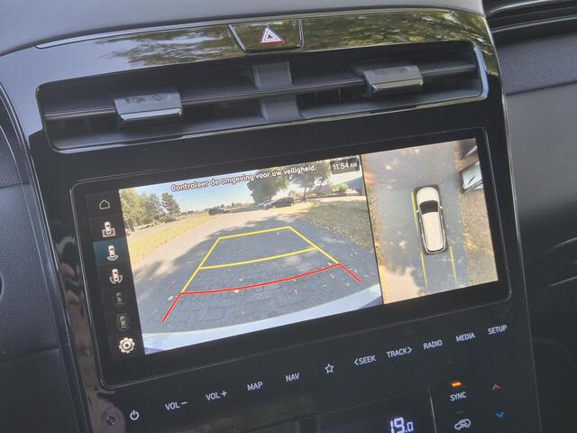 Hyundai TUCSON 1.6 T-GDI PHEV Plug-in N Line 4WD Automaat / Apple Carplay Android Auto / Trekhaak afneembaar / Trekgewicht 1350 kg / Allseason banden / Stuur-, Stoel en Achterbankverwarming / Elektrische achterklep / Rondomzicht camera /