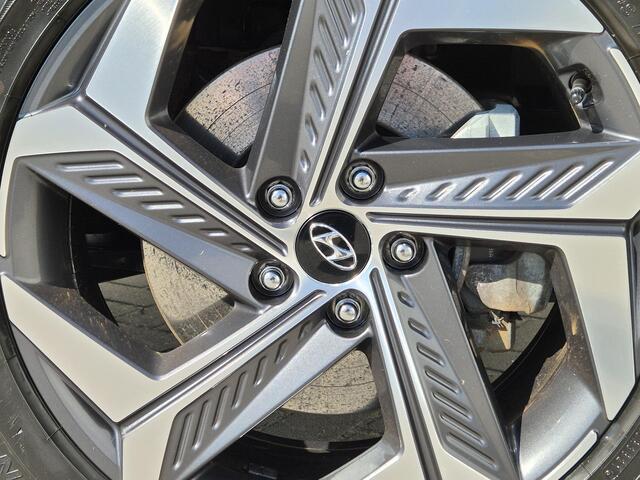 Hyundai TUCSON 1.6 T-GDI PHEV Comfort Smart 4WD Automaat / Accu SoH 100% / Trekhaak / 1350KG Trekgewicht / Navigatie / Achteruitrijcamera / Apple Carplay Android Auto / Stuur- en Stoelverwarming / Adaptief cruise control / Dealer onderhouden /