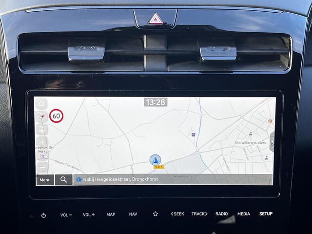 Hyundai TUCSON 1.6 T-GDI HEV 230pk N Line Sky Fabrieksgarantie tot 04-2029 / Dealer onderhouden / 1.650kg Trekgewicht / Panorama schuifdak / Stuur-, stoel- en achterbankverwarming / Apple Carplay Android / 19" LM wielen /