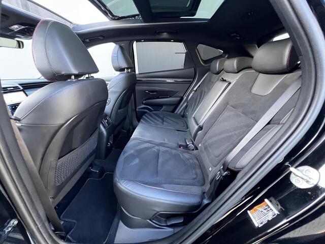 Hyundai TUCSON 1.6 T-GDI HEV 230pk N Line Sky Fabrieksgarantie tot 04-2029 / Dealer onderhouden / 1.650kg Trekgewicht / Panorama schuifdak / Stuur-, stoel- en achterbankverwarming / Apple Carplay Android / 19" LM wielen /