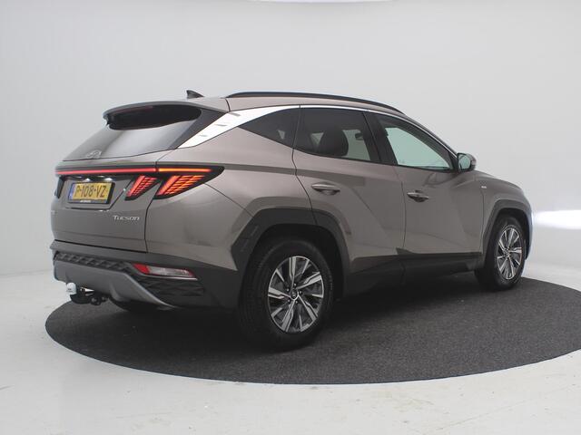 Hyundai TUCSON 1.6 T-GDI MHEV Comfort Smart / Lage KM-stand 12994 km / 1ste Eigenaar / Navigatie / Trekhaak / 1650KG Trekgewicht / Camera / Climate & Cruise Control / Elektrische Achterklep / Krell Audio / Navigatie / Stoelverwarming / Apple Carplay / Fabrieksgarantie t