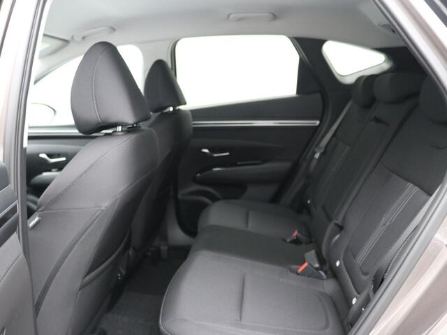 Hyundai TUCSON 1.6 T-GDI MHEV Comfort Smart / Lage KM-stand 12994 km / 1ste Eigenaar / Navigatie / Trekhaak / 1650KG Trekgewicht / Camera / Climate & Cruise Control / Elektrische Achterklep / Krell Audio / Navigatie / Stoelverwarming / Apple Carplay / Fabrieksgarantie t