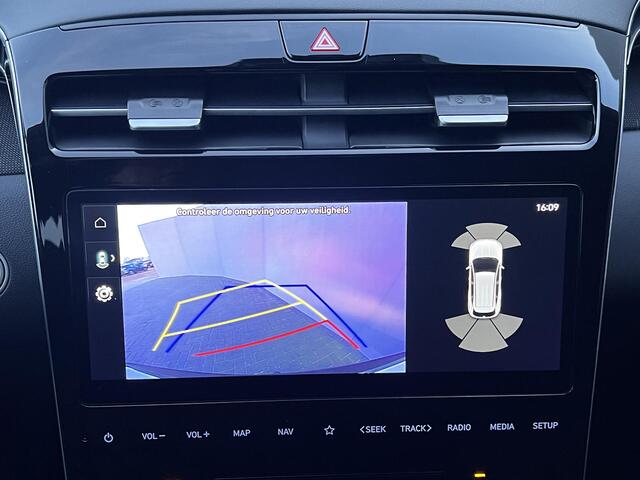 Hyundai TUCSON 1.6 T-GDI PHEV Comfort Smart 4WD Automaat / Fabrieksgarantie tot 09-2029 / Trekhaak 1.350 kg / EAER 62 km / Navigatie / Stuur-, stoel- en achterbankverwarming / Apple Carplay Android / 19" LM wielen /