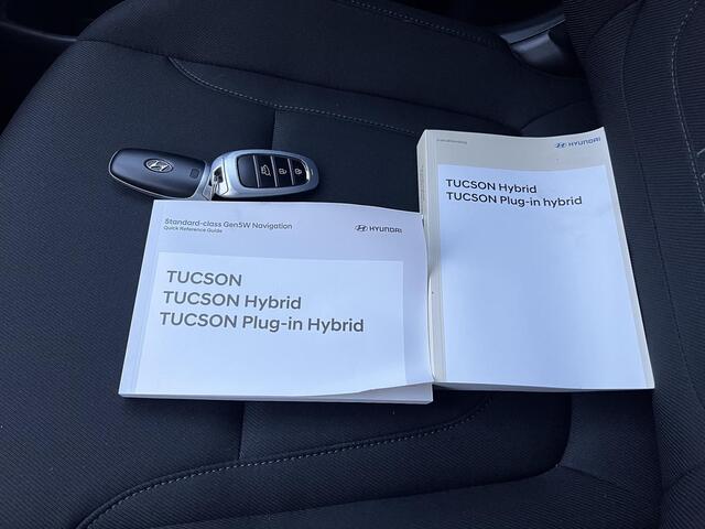 Hyundai TUCSON 1.6 T-GDI PHEV Comfort Smart 4WD Automaat / Fabrieksgarantie tot 09-2029 / Trekhaak 1.350 kg / EAER 62 km / Navigatie / Stuur-, stoel- en achterbankverwarming / Apple Carplay Android / 19" LM wielen /