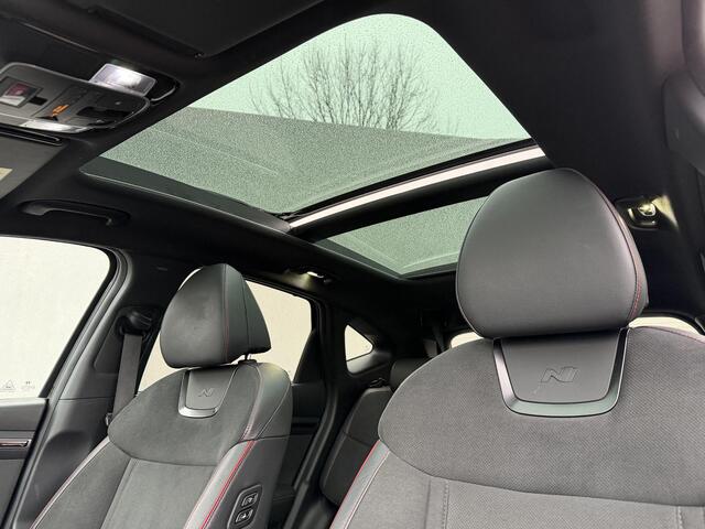 Hyundai TUCSON 1.6 T-GDI PHEV N Line Sky 4WD / Afn. Trekhaak / Dealer Onderhouden / Panoramadak / Elektr. Stoelen + Memory / 360 Camera / Adaptieve Cruise / Stoel Verwarming / Stoel Ventilatie / Stuurwiel Verwarming / Dodehoek Detectie / Adaptieve Cruise / Elektr. Achte