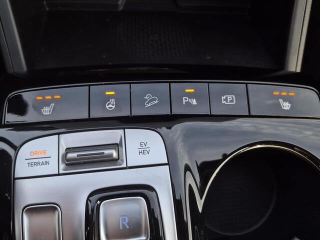 Hyundai TUCSON 1.6 T-GDI PHEV Comfort 4WD Automaat / Dealer onderhouden / Fabrieksgarantie tot 09-2027 / All Season banden / EAER bereik 62 km bereik stad 74 km / Trekgewicht 1350 kg / Stuur- & Stoel verwarming / Adaptief cruise control /