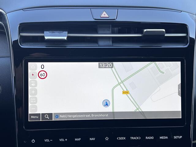 Hyundai TUCSON 1.6 T-GDI HEV 230pk Comfort Smart automaat / Fabrieksgarantie tot 07-2029 / 1650kg Trekgewicht / Dealer onderhouden / 1e eigenaar / Navigatie / Adaptieve CC / Stuur- en stoelverwarming / 19" LM + All Season banden /