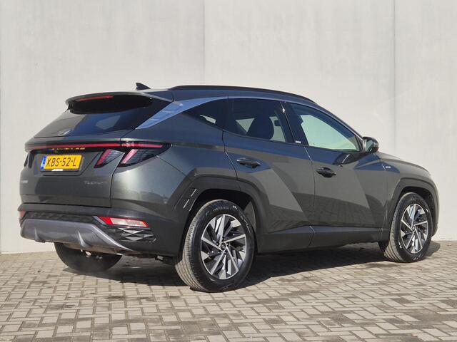 Hyundai TUCSON 1.6 T-GDI MHEV Comfort Smart Handgeschakeld / Fabrieksgarantie tot 01-2027 / Dealer onderhouden / Elektrische klep / Stuur- en stoelverwarming / Apple Carplay Android / Navigatie / Trekgewicht 1.650 kg / Achteruitrijcamera / Draadloze telefoon lader / Cru
