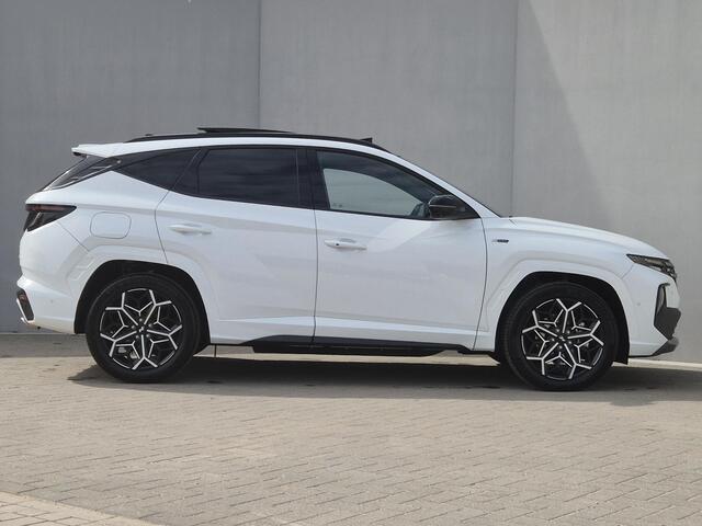 Hyundai TUCSON 1.6 T-GDI PHEV N Line Sky 4WD automaat / Dealer onderhouden / Fabrieksgarantie tot 02-2027 / Glazen schuif- en kanteldak / Trekgewicht 1350 kg / EAER bereik 62 km bereik stad 74 km / Elektrische achterklep / Stuur- Stoel & Achterbankverwarming / Stoelvent