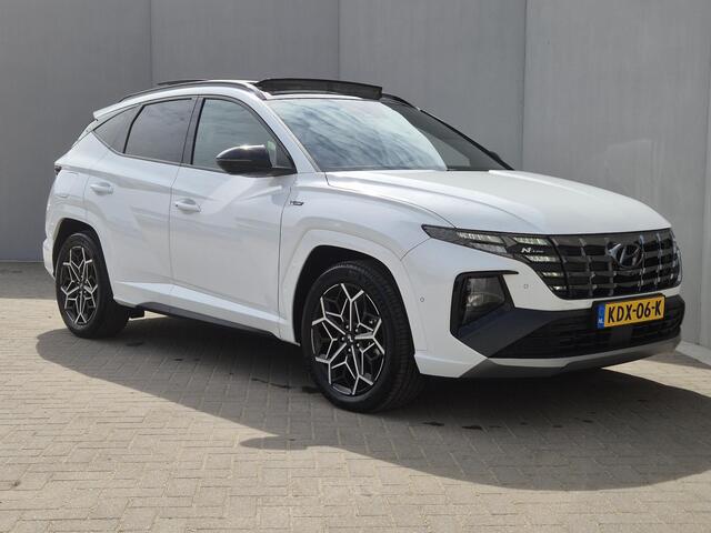 Hyundai TUCSON 1.6 T-GDI PHEV N Line Sky 4WD automaat / Dealer onderhouden / Fabrieksgarantie tot 02-2027 / Glazen schuif- en kanteldak / Trekgewicht 1350 kg / EAER bereik 62 km bereik stad 74 km / Elektrische achterklep / Stuur- Stoel & Achterbankverwarming / Stoelvent