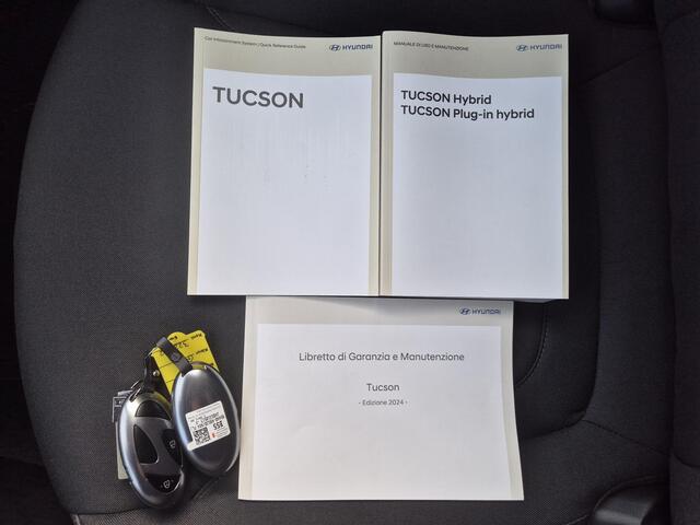 Hyundai TUCSON 1.6 T-GDI PHEV Facelift Comfort Smart 4WD / Fabrieksgarantie tot 09-2029 / Dealer onderhouden / Elektrische achterklep / Trekgewicht 1.210 kg / Head Up Display / Stuur- & Stoel verwarming / Achteruitrijcamera / Apple Carplay Android Auto /