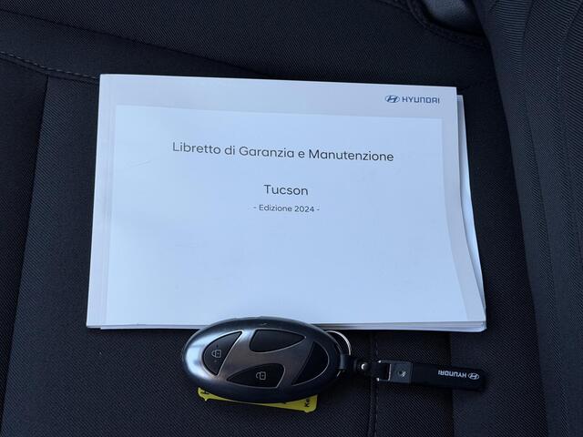 Hyundai TUCSON 1.6 T-GDI HEV Facelift Comfort Smart / Fabrieksgarantie tot 7-2029 / HUD / Navigatie / Adpatieve Cruise / Camera / Stoel Verwarming / Stuurwiel Verwarming / DAB / Elektr. Achterklep /