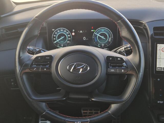 Hyundai TUCSON 1.6 T-GDI PHEV N Line Sky 4WD / Dealer onderhouden / Fabrieksgarantie tot 03-2027 / Trekgewicht 1350 kg / Glazen schuif- en kanteldak / Elektrische achterklep / Stuur- Stoel & Achterbank verwarming / Adaptief cruise control / Rondomzicht camera / Stoelven