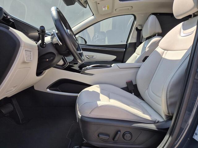 Hyundai TUCSON 1.6 T-GDI PHEV Premium Sky 4WD / Glazen schuif- en kanteldak / Rondomzicht camera / Trekgewicht 1.350 kg / Elektrische achterklep / Stuur- Stoel & Achterbank verwarming / Adaptief cruise control / Stoelventilatie / Apple Carplay Android Auto /
