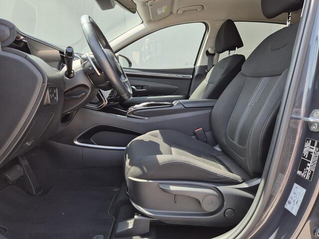 Hyundai TUCSON 1.6 T-GDI PHEV Comfort 4WD / Dealer onderhouden / Fabrieksgarantie tot 05-2027 / All season banden / Stuur- & Stoelverwarming / Trekgewicht 1350 kg / Elektrische achterklep / Achteruitrijcamera / Apple Carplay Android Auto /