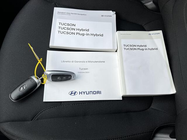 Hyundai TUCSON 1.6 T-GDI PHEV Comfort Smart 4WD Comfort Smart 4WD / Fabrieksgarantie tot 01-2028 / WLTP 62km / Navi / Apple Carplay Android / Stuur- en stoelverwarming / Adapt. CC / 19" LM wielen /