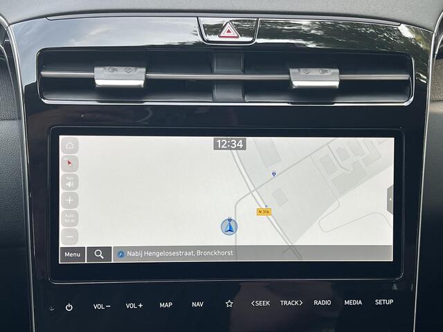 Hyundai TUCSON 1.6 T-GDI PHEV Comfort Smart 4WD / Fabrieksgarantie tot 07-2027 / Accu SoH 100 % / 1.350 kg trekgewicht / Navigatie / Stuur- & Stoelverwarming / Apple Carplay Android / 19" LM wielen /