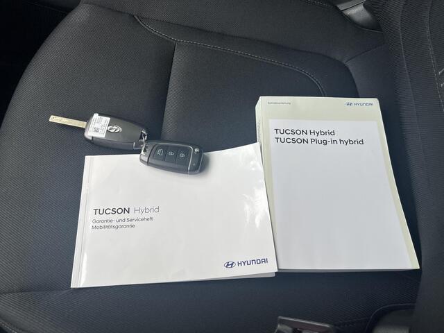 Hyundai TUCSON 1.6 T-GDI PHEV Comfort Smart 4WD / Fabrieksgarantie tot 07-2027 / Accu SoH 100 % / 1.350 kg trekgewicht / Navigatie / Stuur- & Stoelverwarming / Apple Carplay Android / 19" LM wielen /