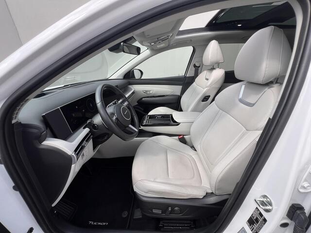 Hyundai TUCSON 1.6 T-GDI PHEV Premium Sky 4WD / Accu SoH 100 % / Panorama schuifdak / Wit leder / HUD / Camera / Elektr. stoelen & klep / Stoelventilatie / Stuur-, stoel- en achterbankverwarming /19" LM wielen & All Season banden /