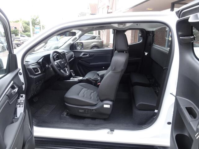 Isuzu D-MAX 1.9 Double Cab verlengd 5-persoons V-Cross Automaat BPM-vrij / 20 december 2024 / meest luxe uitvoering / trekhaak / lederen bekleding / Apple carplay / Android Auto / groot scherm / camera